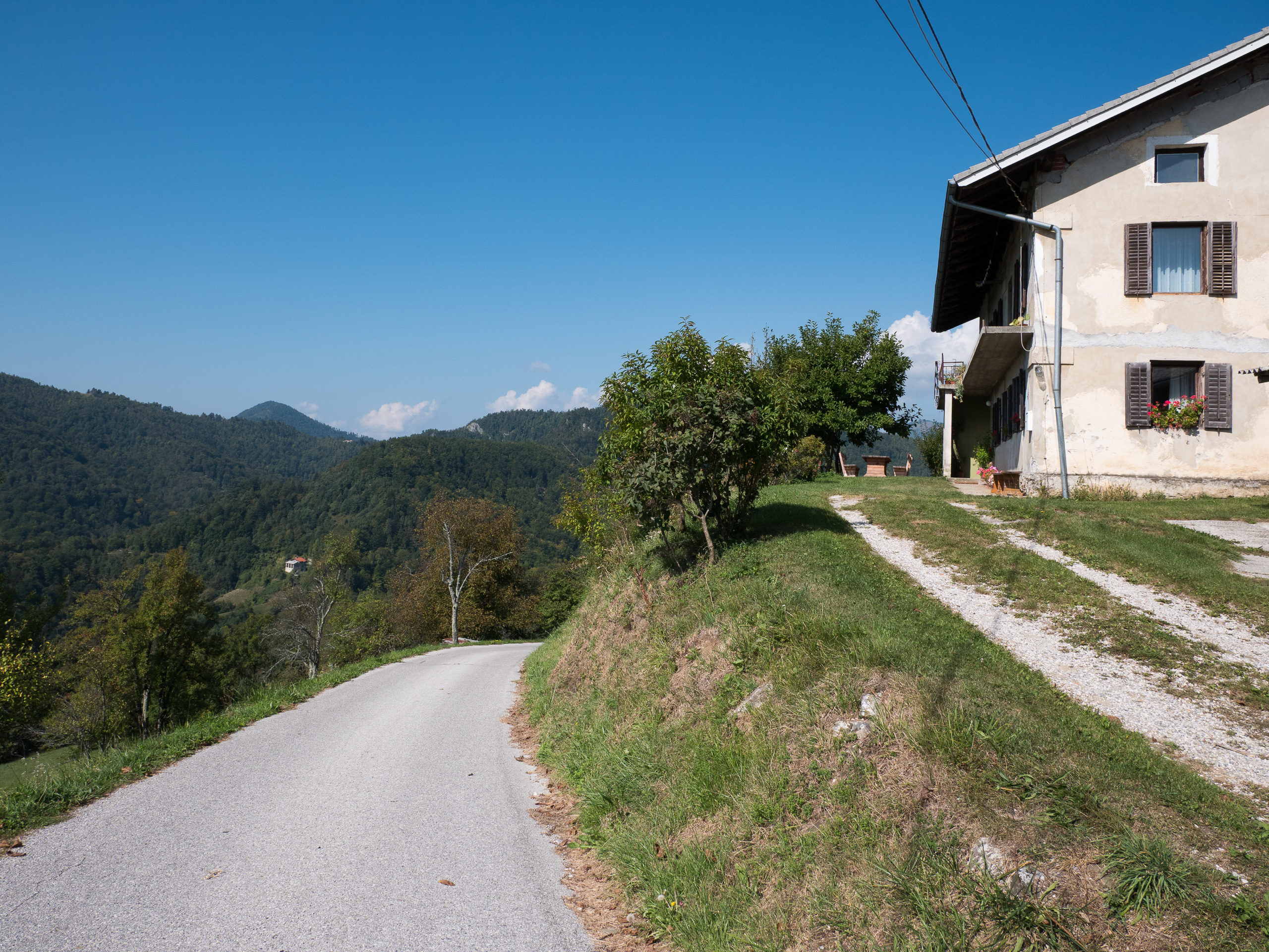 Bauernhaus am Hang über dem Tal